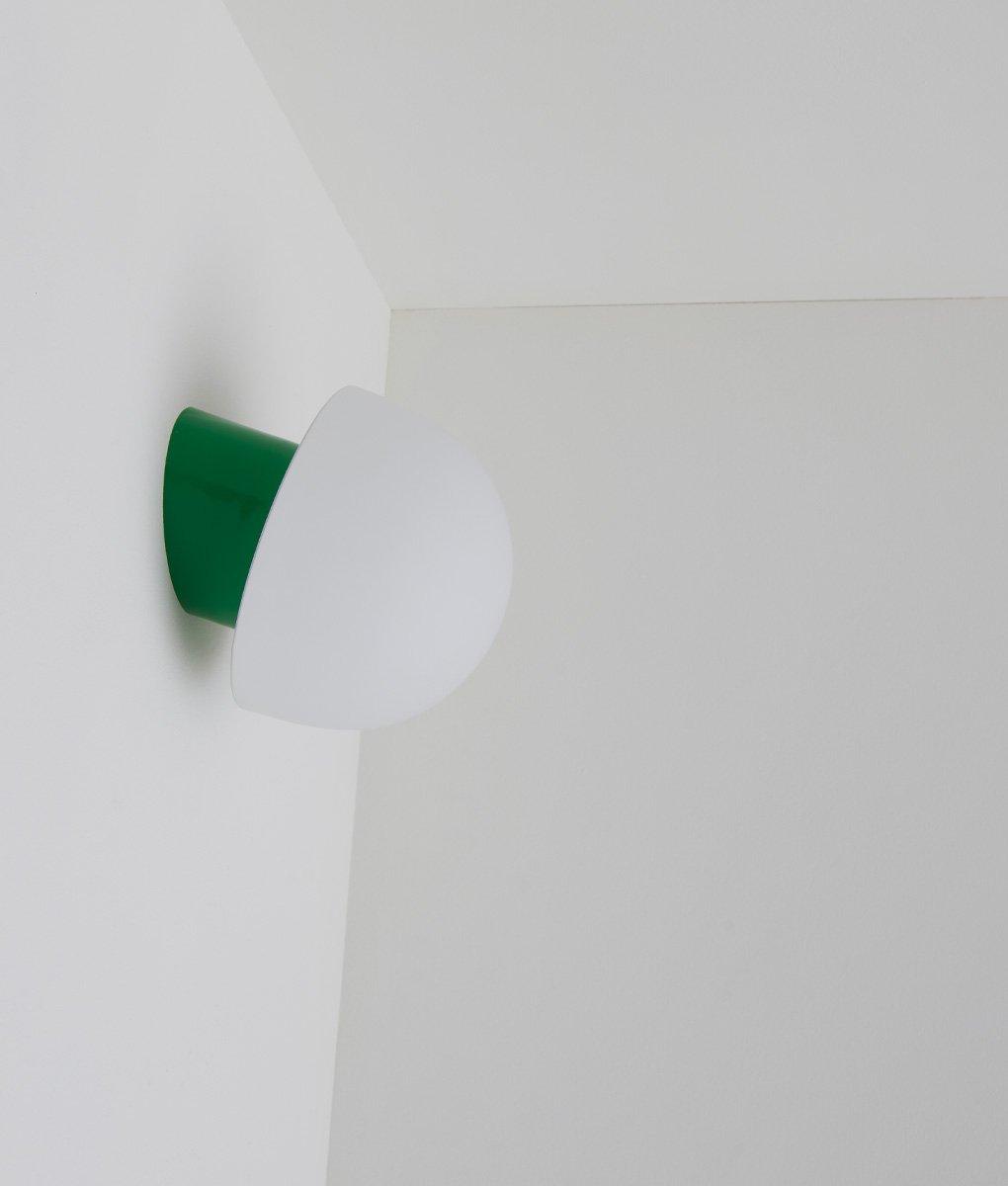 La Quincaillerie moderne - Applique / plafonnier "Bauhaus", vert prairie opaline blanche