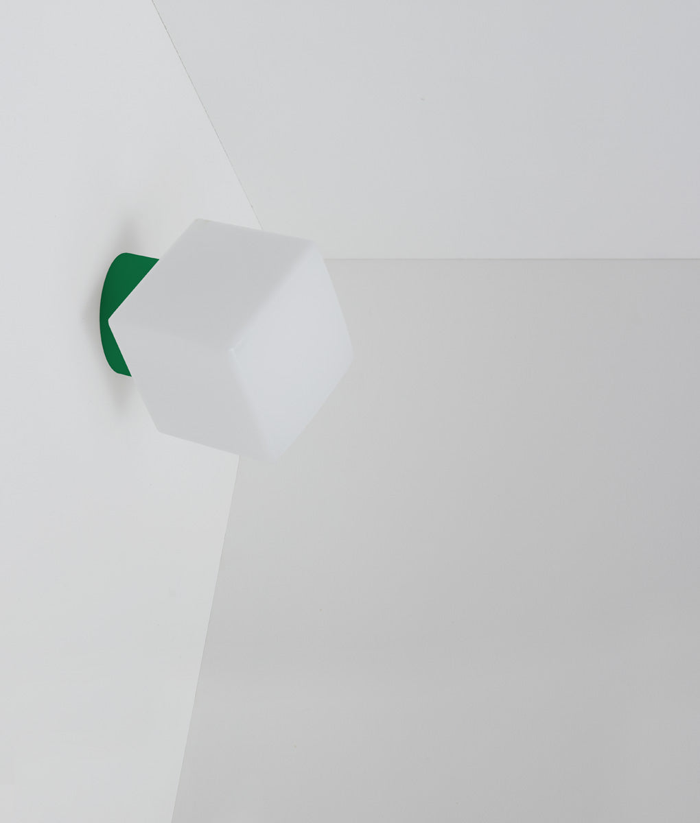 La Quincaillerie moderne - Applique / plafonnier "Bauhaus", vert prairie opaline blanche