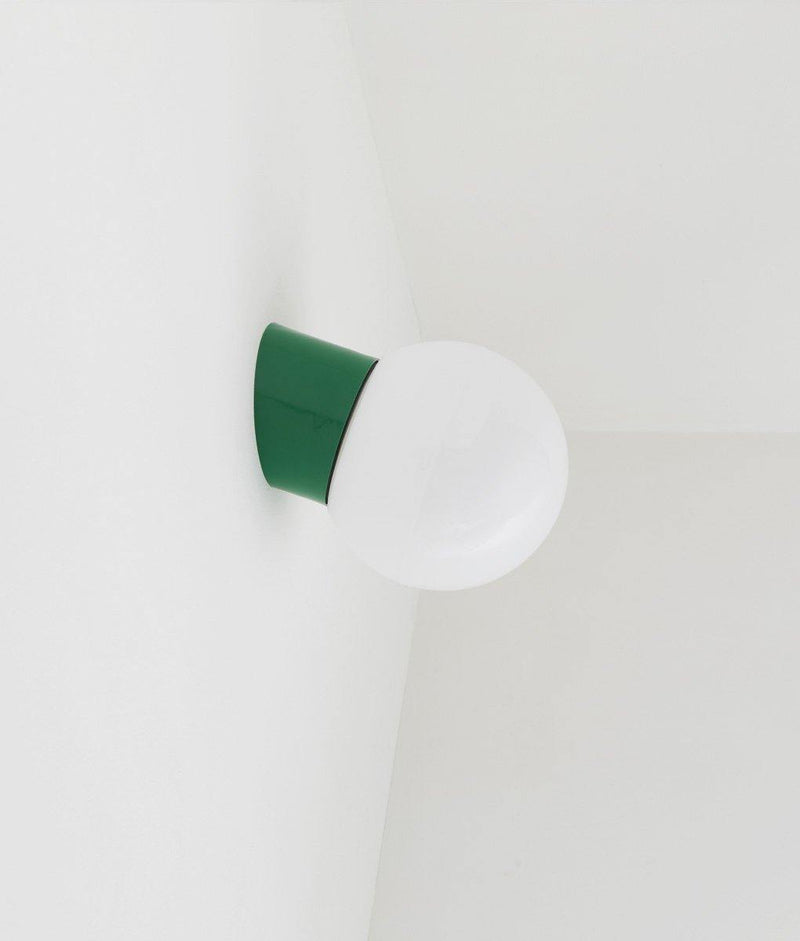 Applique plafonnier inclinée "Bauhaus" vert prairie, verrerie opaline boule