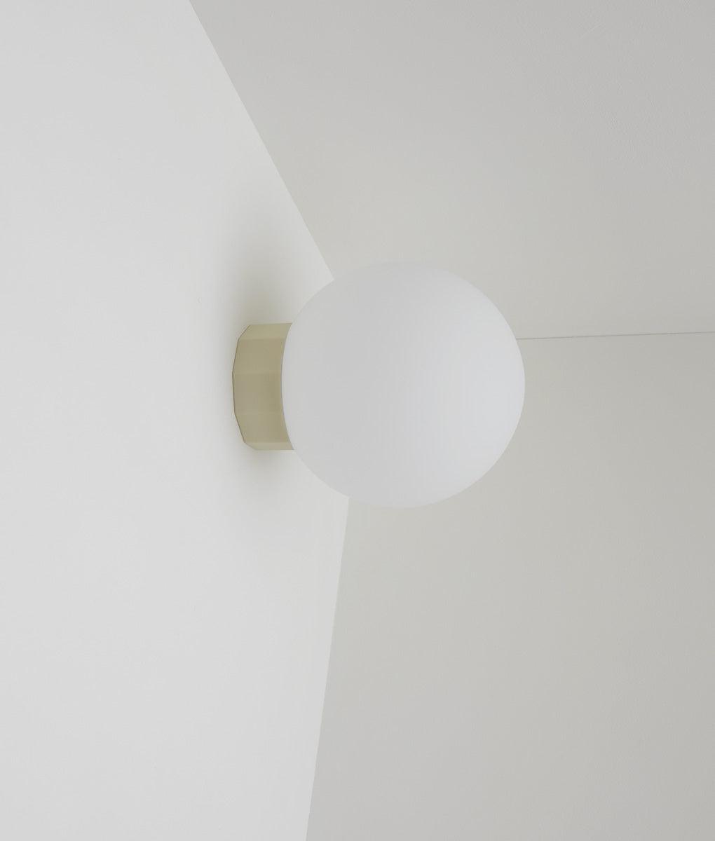 Applique "Colonnade", base à facettes, verrerie boule mate, grand modèle, crème