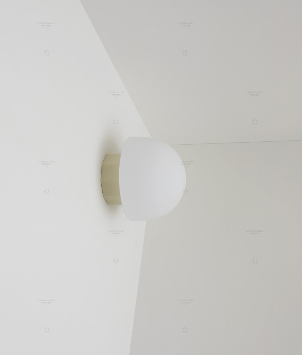 Applique "Colonnade", base à facettes, verrerie "champignon" mate, crème