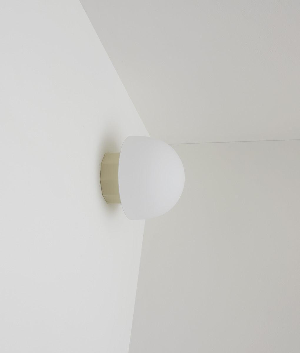 Applique "Colonnade", base à facettes, verrerie "champignon" mate, crème