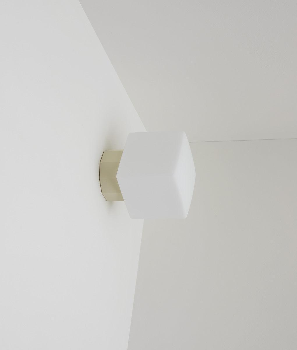 Applique "Colonnade", base à facettes, verrerie "cube" mate - La Quincaillerie moderne