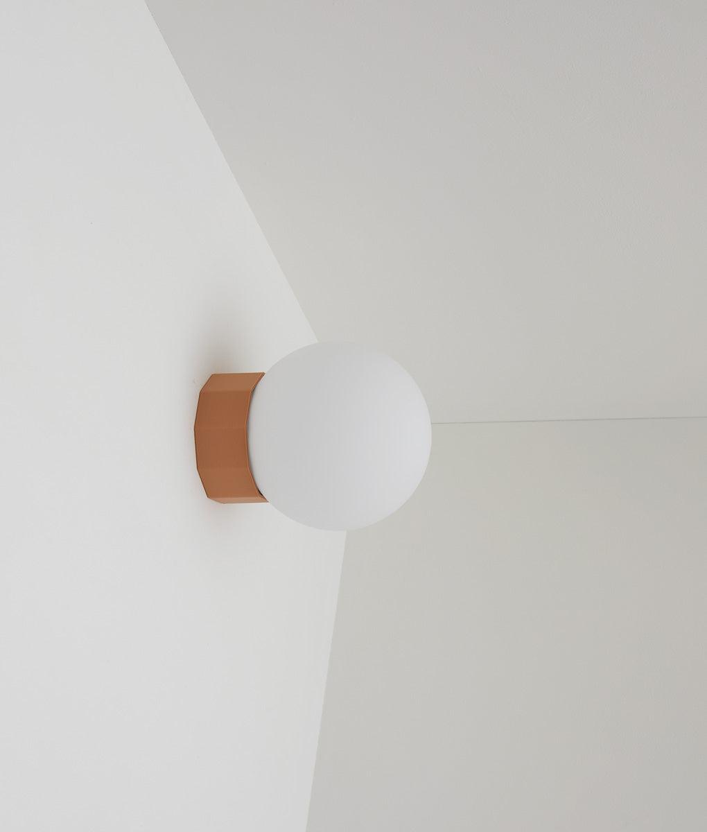 Applique "Colonnade", base à facettes, verrerie boule mate, vieux rose