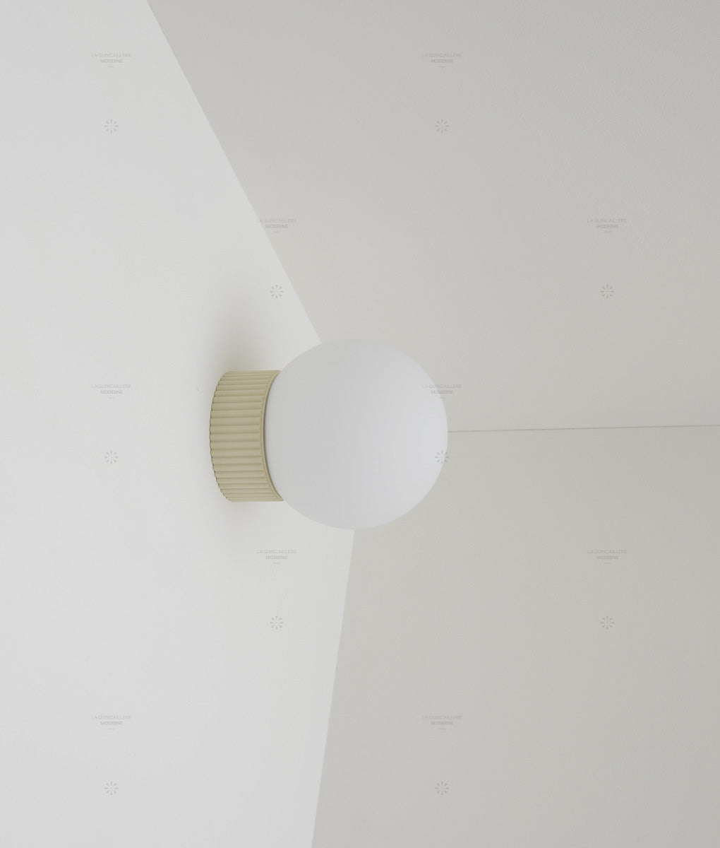 Applique "Colonnade", base à fines cannelures, verrerie boule mate, crème