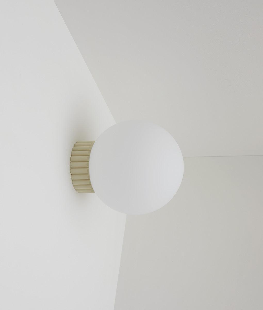 Applique "Colonnade", base à larges cannelures, verrerie boule mate, grand modèle, crème