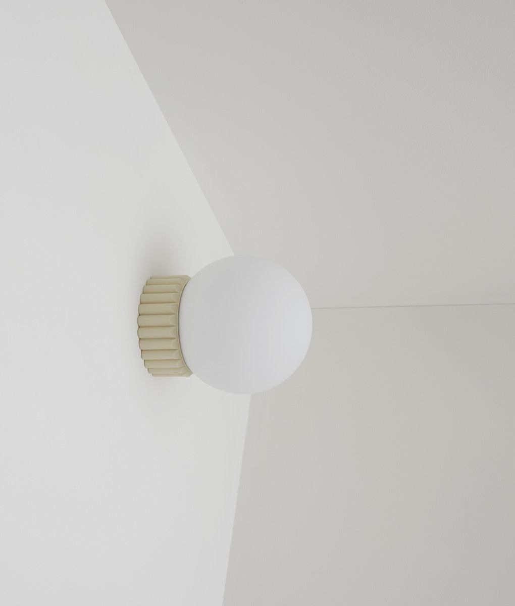 Applique "Colonnade", base à larges cannelures, verrerie boule mate - La Quincaillerie moderne