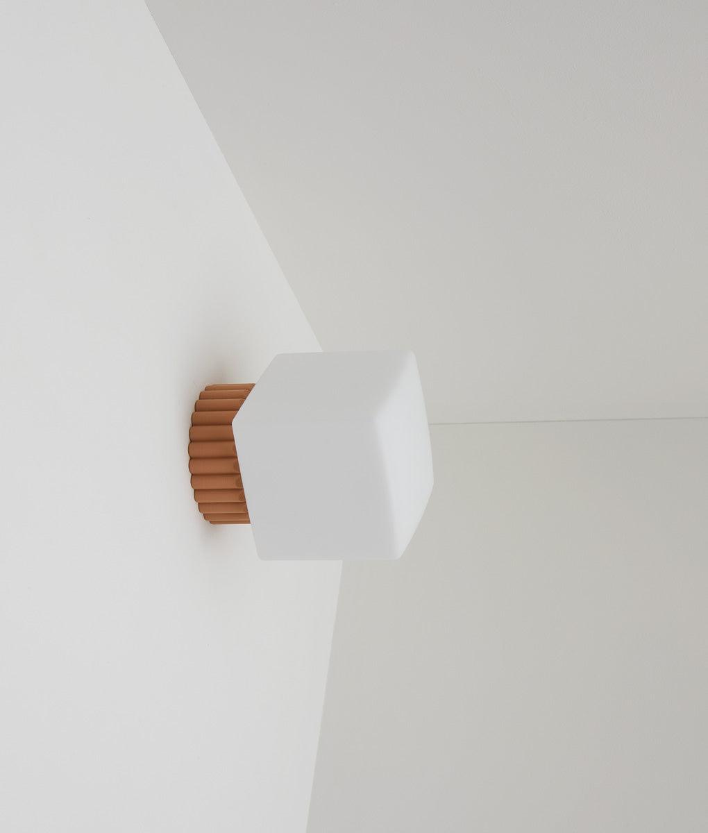Applique "Colonnade", base à larges cannelures, verrerie "cube" mate, vieux rose