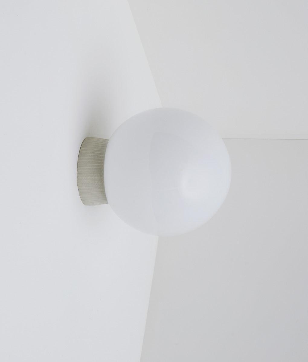 La Quincaillerie moderne - Applique en porcelaine industrielle "Grège" globe satiné, grand modèle Porcelaine et verre opalin