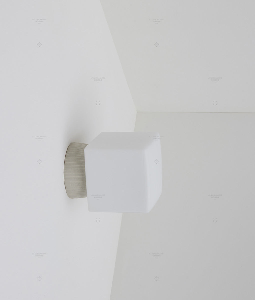 Applique "Au carré" mate, base droite en porcelaine cannelée