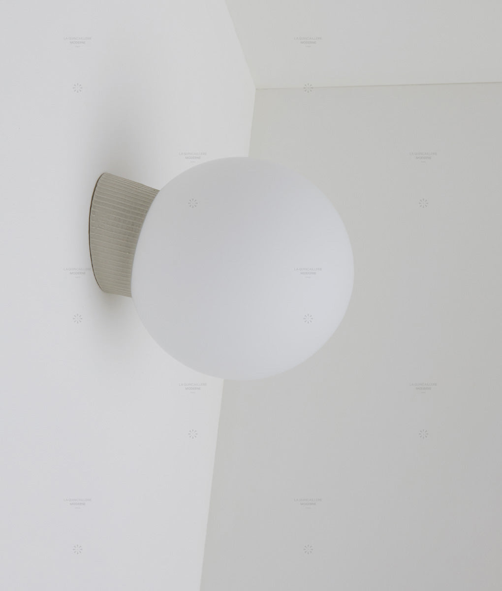 Applique inclinée en porcelaine industrielle "Grège", base à fines cannelures, verrerie boule mate, grand modèle
