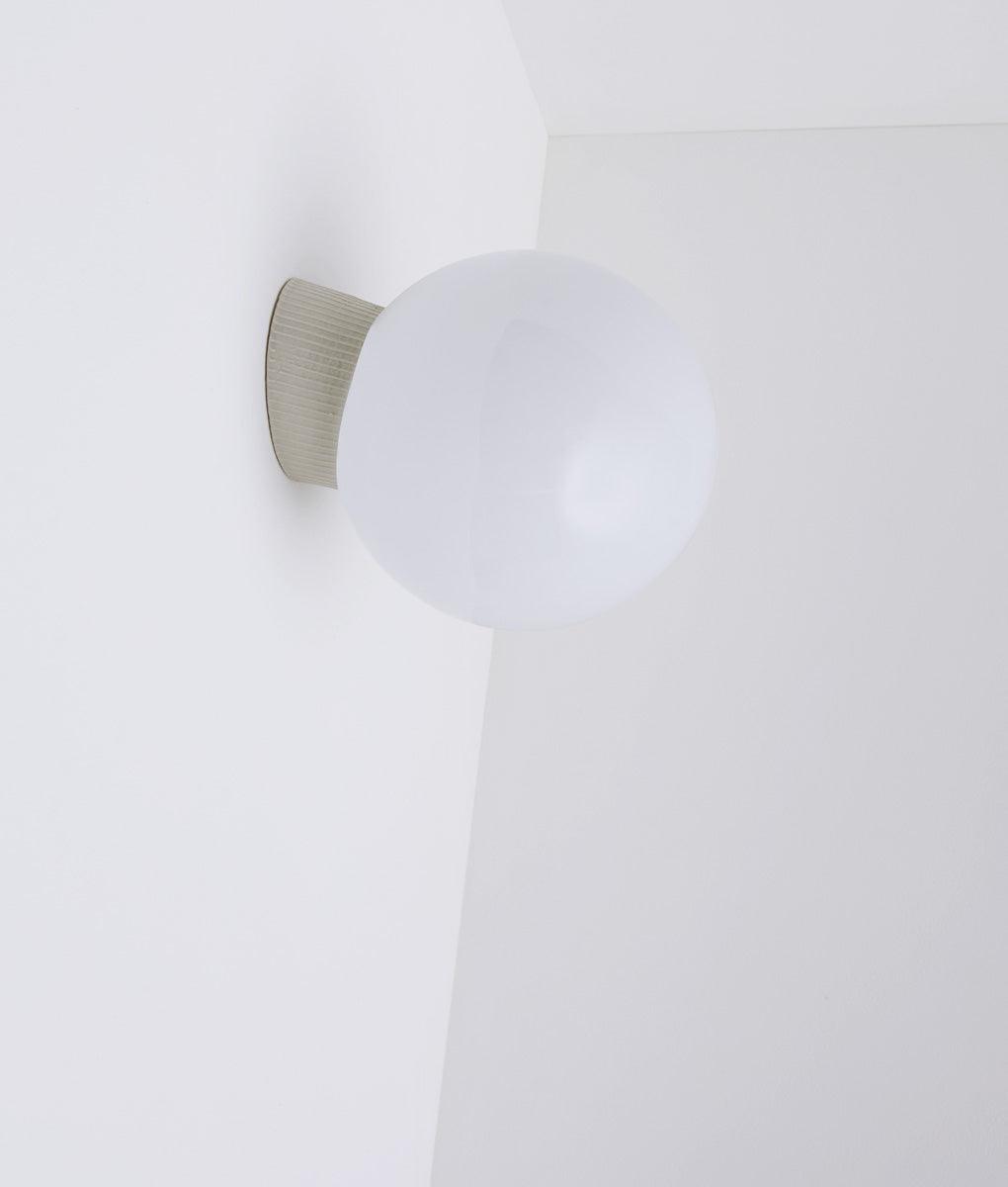 Applique inclinée en porcelaine émaillée "Grège", base à fines cannelures, verrerie boule satinée, grand modèle