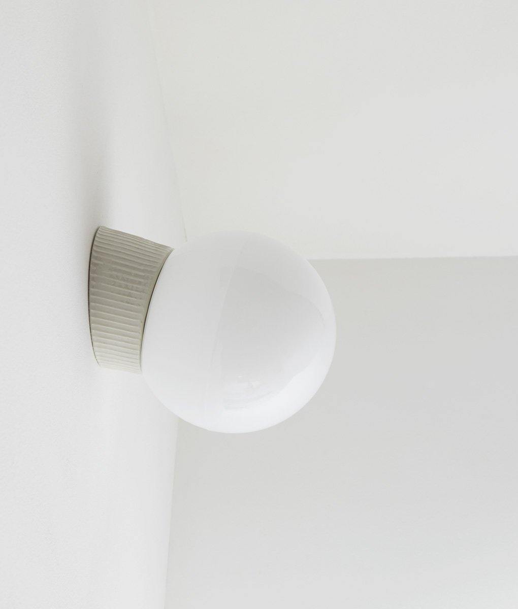 Applique inclinée en porcelaine industrielle "Grège" verrerie boule opaline