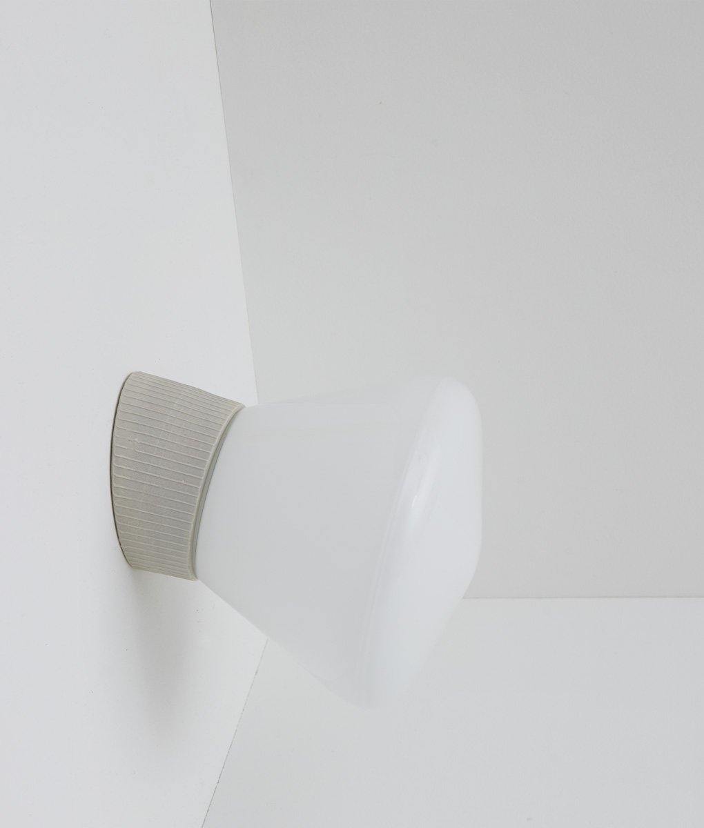 Applique inclinée en porcelaine industrielle "Grège", base à fines cannelures, verrerie "pointe" satinée