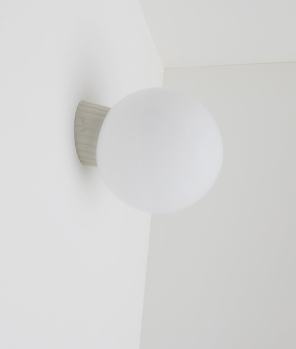 La Quincaillerie moderne - Applique inclinée en porcelaine industrielle "Grège", base à larges cannelures, verrerie boule mate, grand modèle