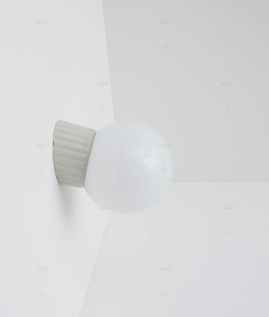 Applique inclinée en porcelaine industrielle "Grège", base à larges cannelures, verrerie boule satinée