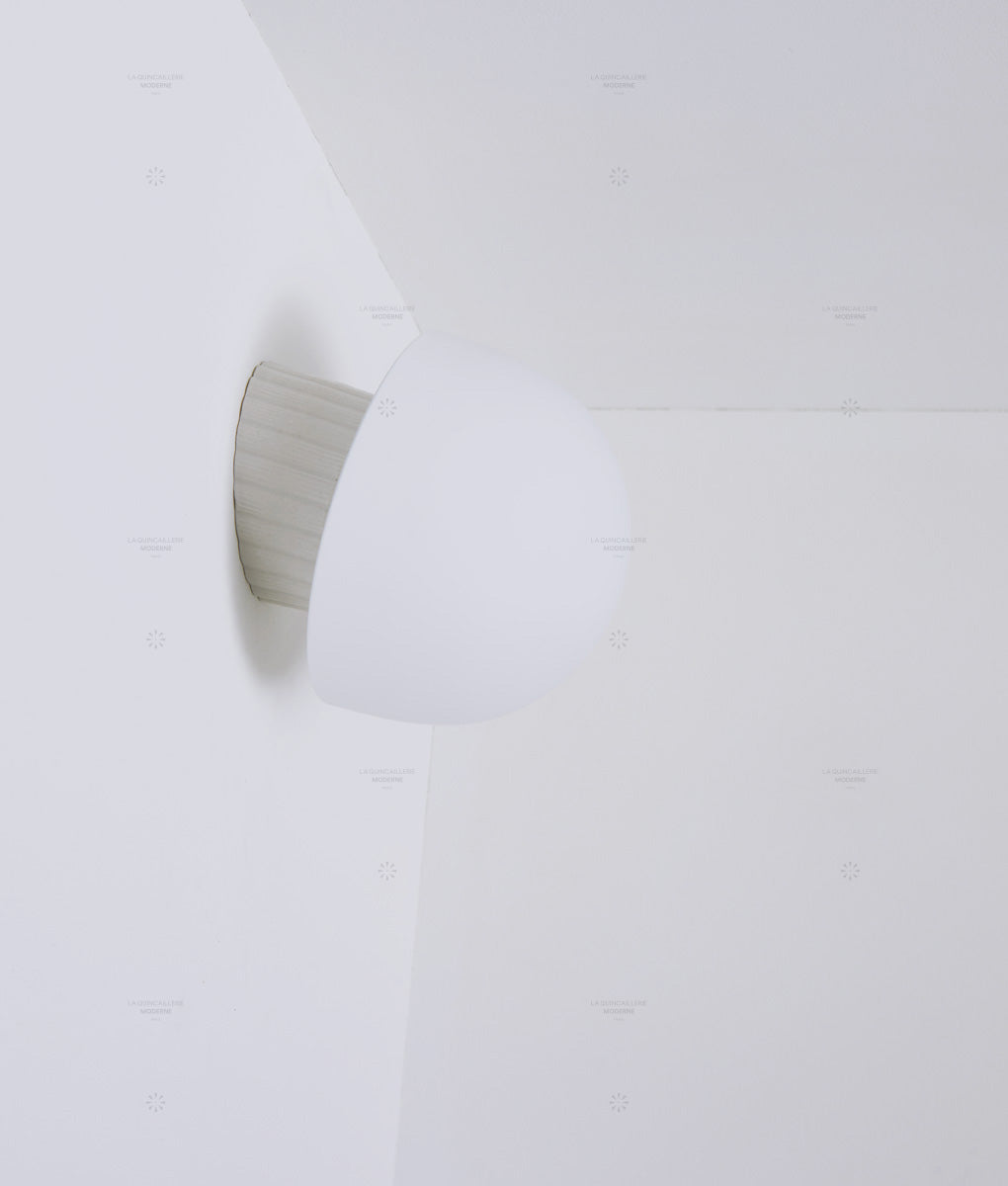 Applique inclinée en porcelaine industrielle "Grège", base à larges cannelures, verrerie "champignon" mate