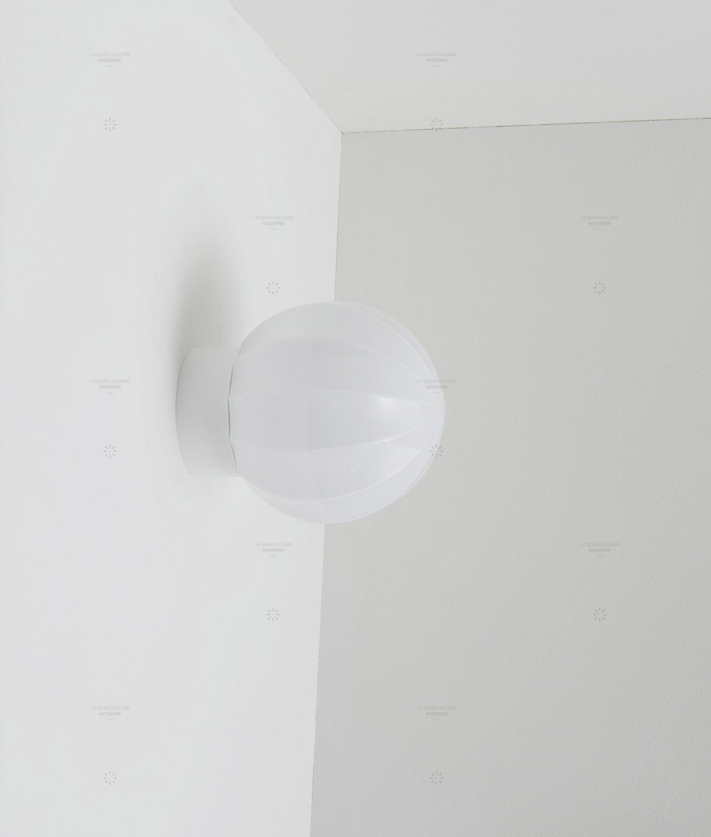 La Quincaillerie moderne - Applique "Movida" droite, blanc opaline blanche