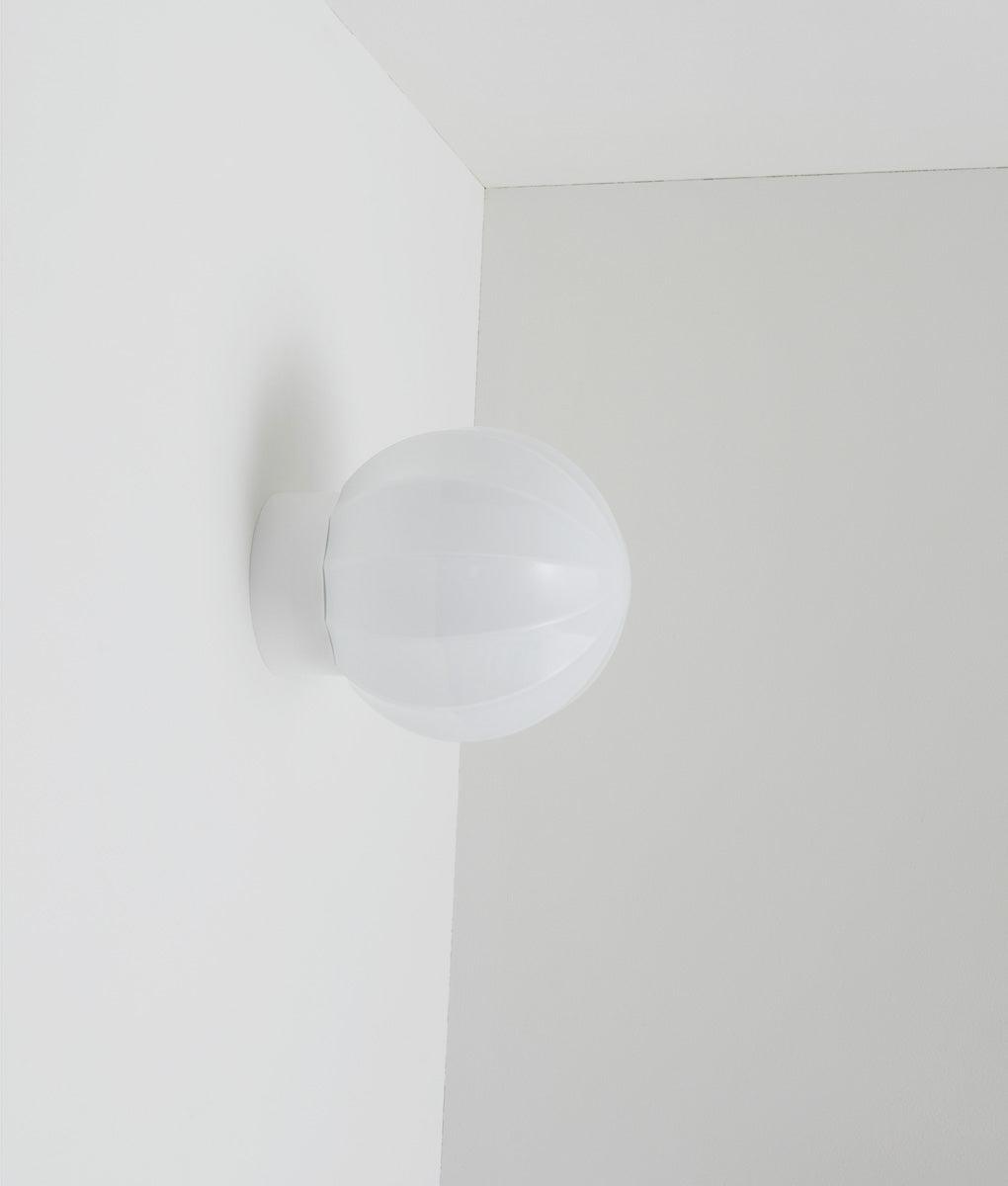 La Quincaillerie moderne - Applique "Movida" droite, blanc opaline blanche