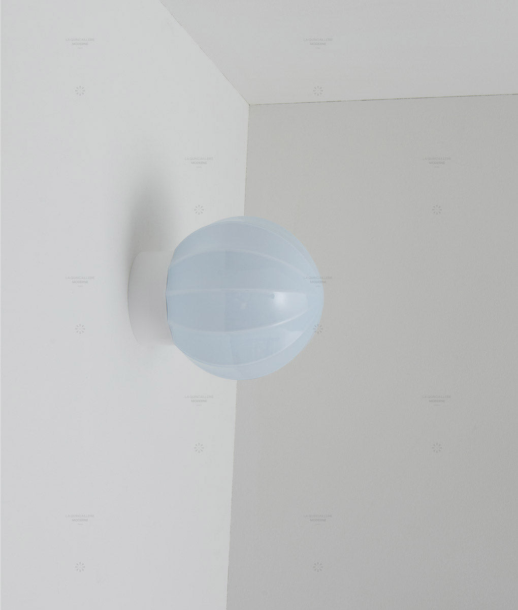 La Quincaillerie moderne - Applique "Movida" droite, blanc opaline bleu pâle