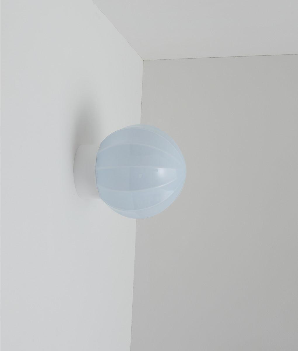 La Quincaillerie moderne - Applique "Movida" droite, blanc opaline bleu pâle