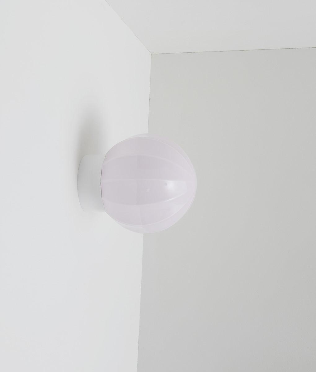 La Quincaillerie moderne - Applique "Movida" droite, blanc opaline rose très pâle