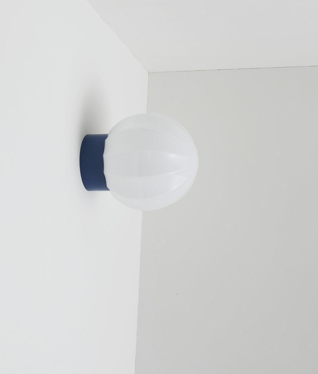 La Quincaillerie moderne - Applique "Movida" droite, bleu de Prusse opaline blanche