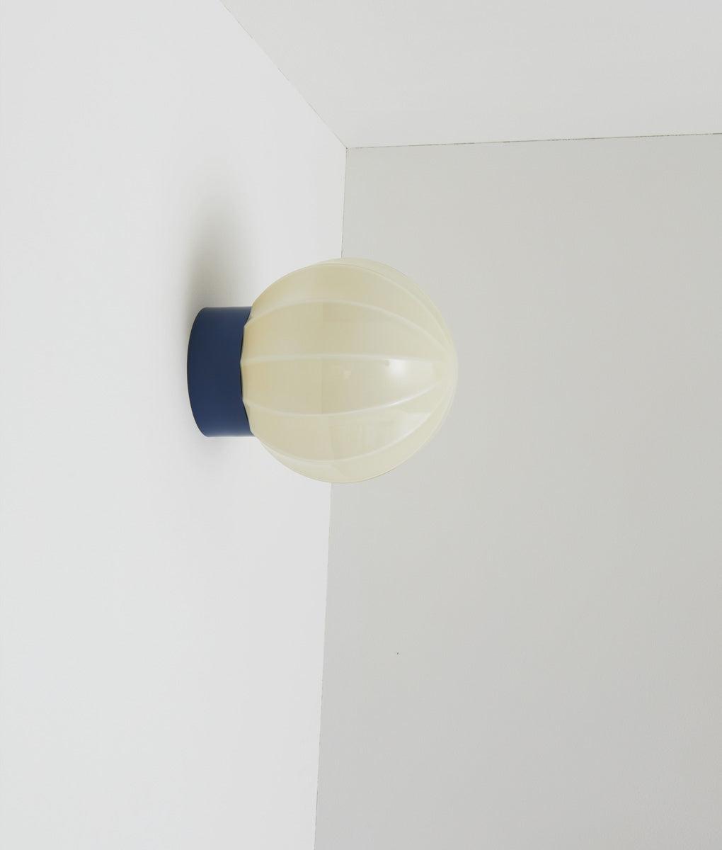 La Quincaillerie moderne - Applique "Movida" droite, bleu de prusse opaline crème