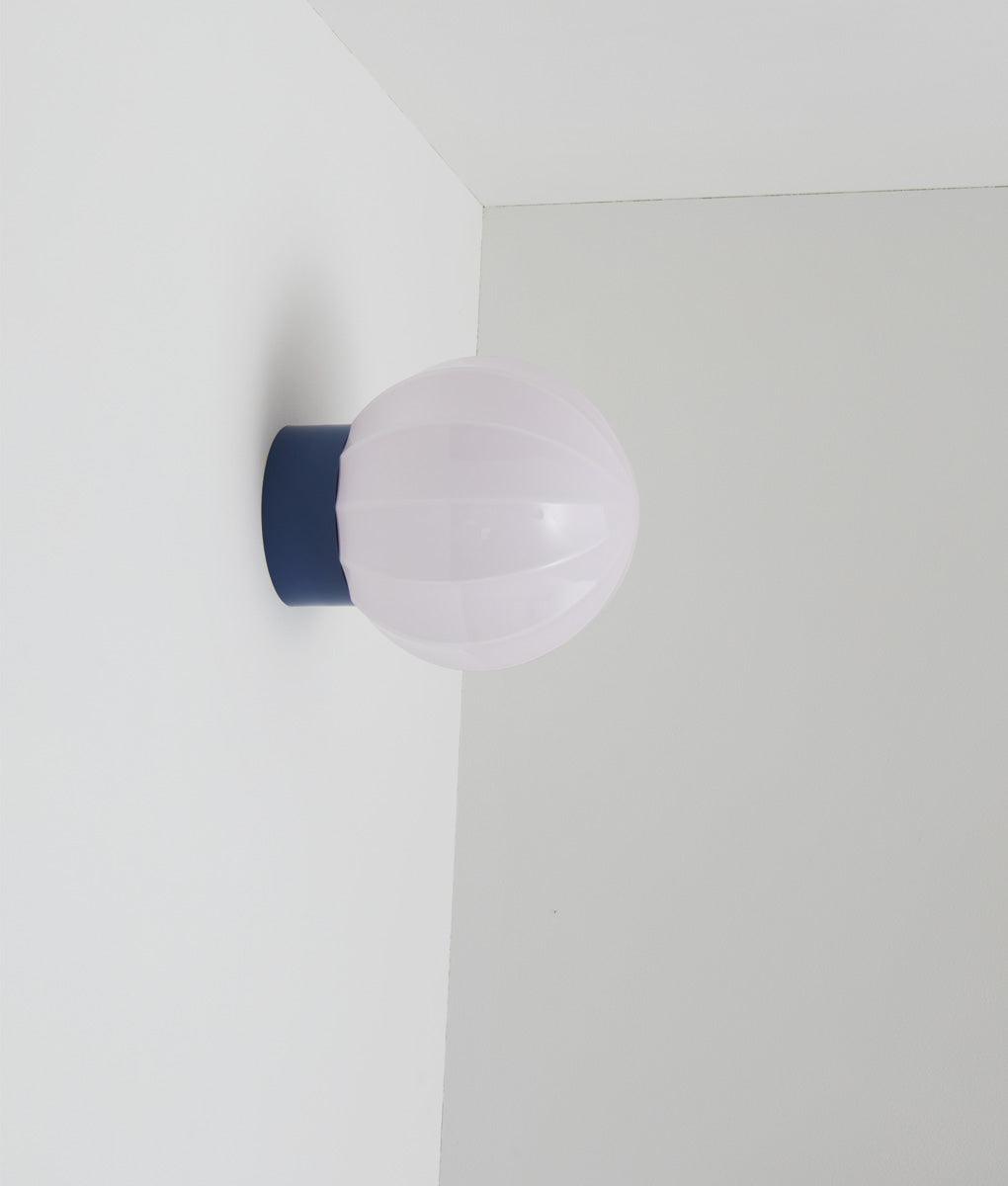La Quincaillerie moderne - Applique "Movida" droite, bleu de prusse opaline rose très pâle