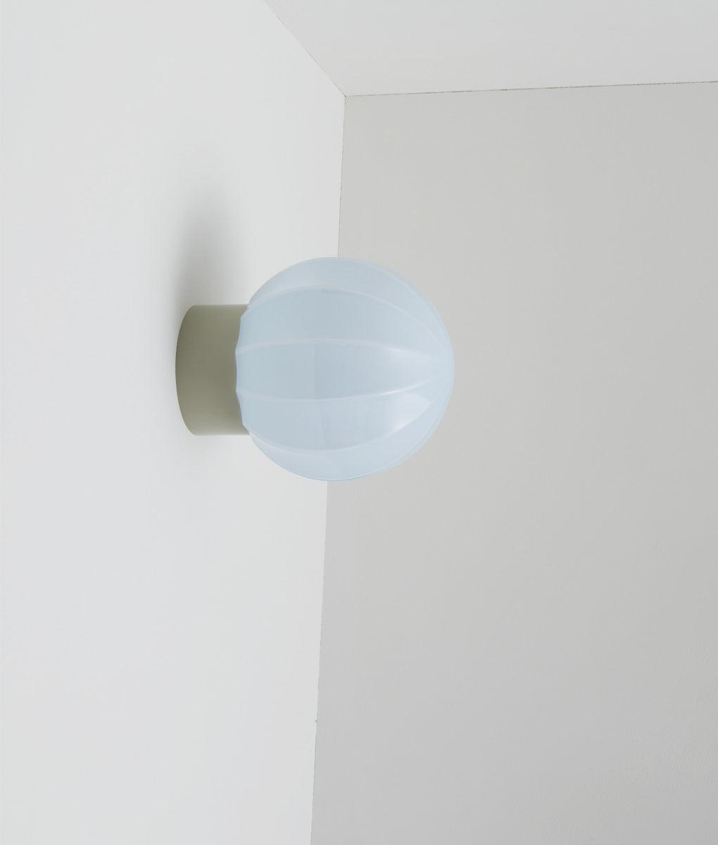 La Quincaillerie moderne - Applique "Movida" droite, gris perle opaline bleu pâle