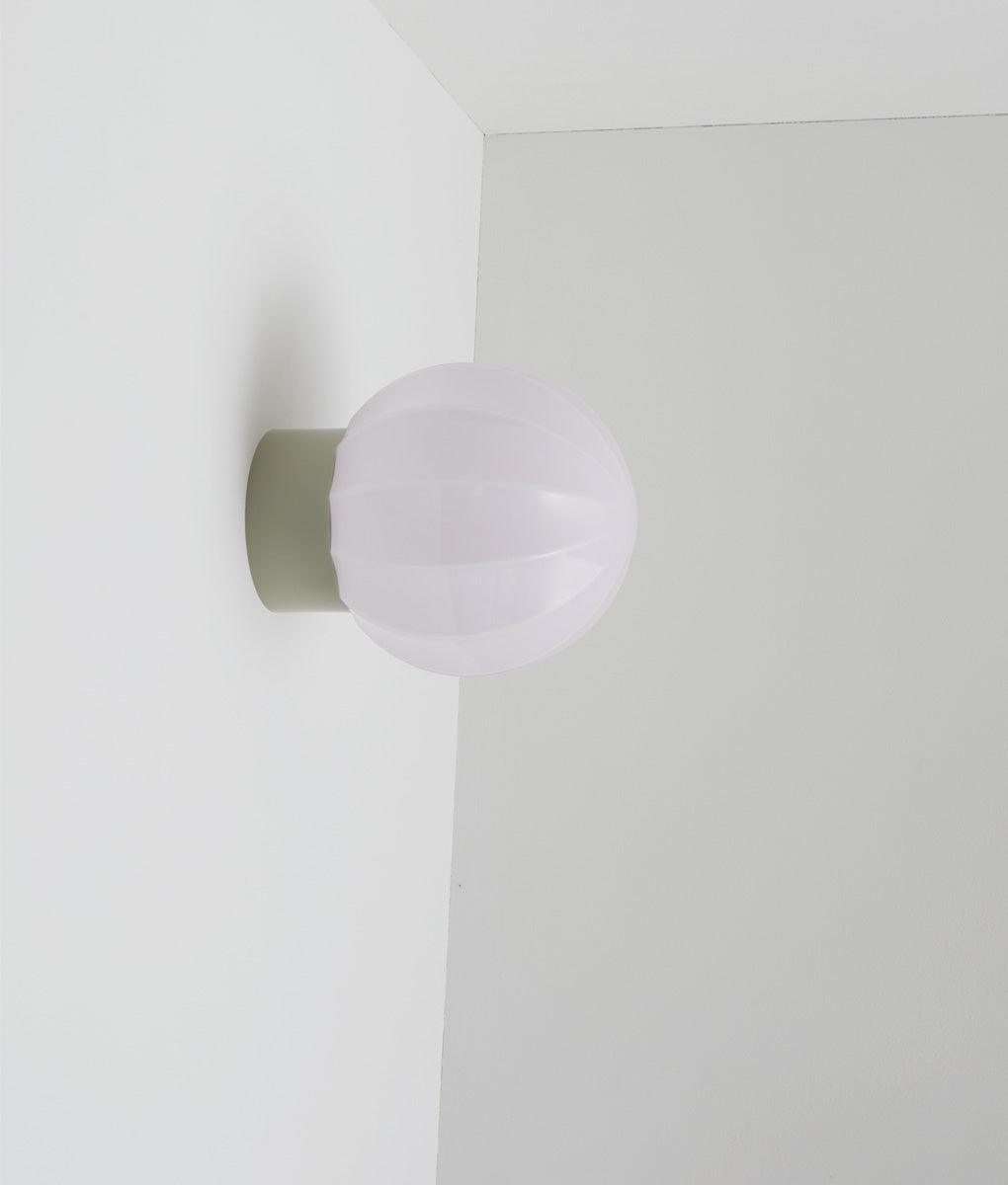 La Quincaillerie moderne - Applique "Movida" droite, gris perle opaline rose très pâle
