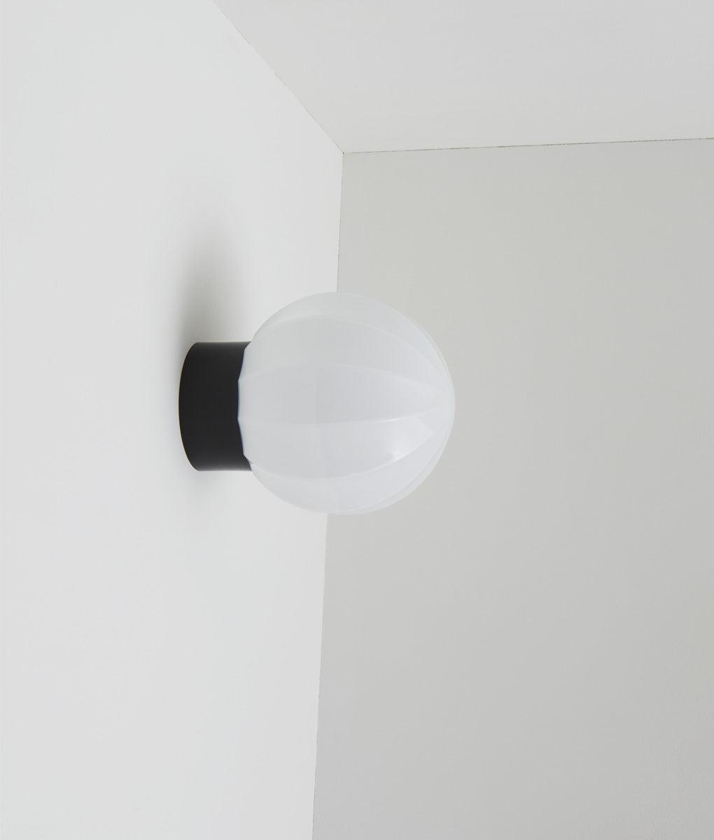 La Quincaillerie moderne - Applique "Movida" droite, noir opaline blanche
