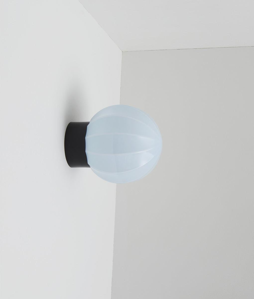 La Quincaillerie moderne - Applique "Movida" droite, noir opaline bleu pâle