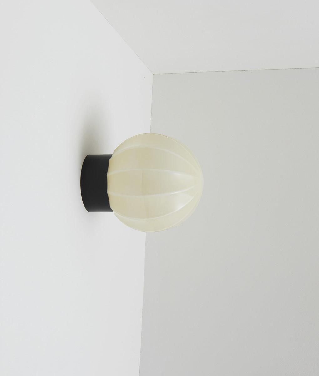 La Quincaillerie moderne - Applique "Movida" droite, noir opaline crème