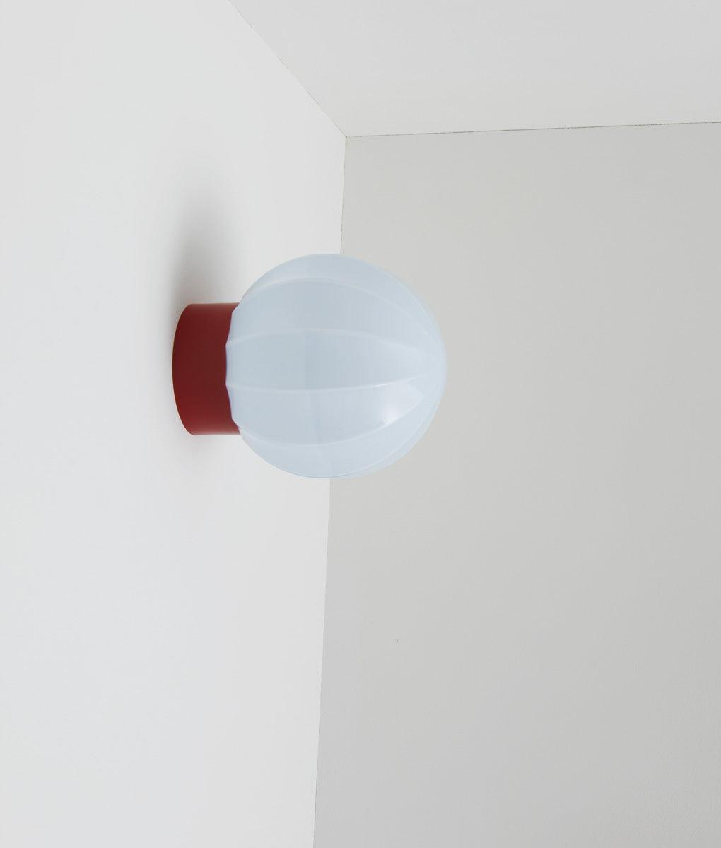 La Quincaillerie moderne - Applique "Movida" droite, rouge coquelicot opaline bleu pâle