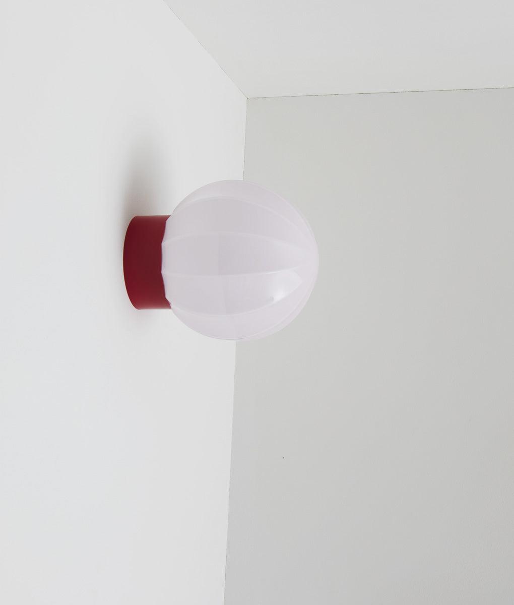 La Quincaillerie moderne - Applique "Movida" droite, rouge coquelicot opaline rose très pâle