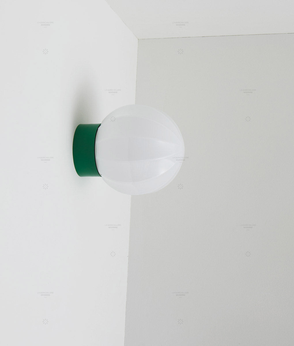 La Quincaillerie moderne - Applique "Movida" droite, vert prairie opaline blanche