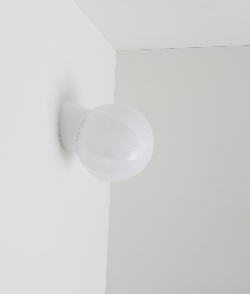 La Quincaillerie moderne - Applique "Movida" inclinée, blanc opaline blanche