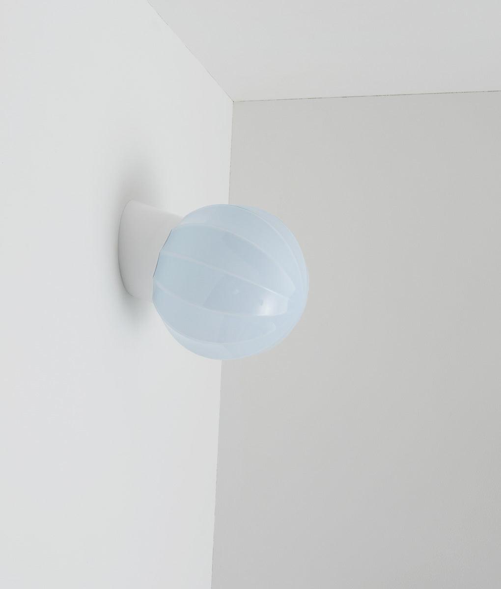 La Quincaillerie moderne - Applique "Movida" inclinée, blanc opaline bleu pâle