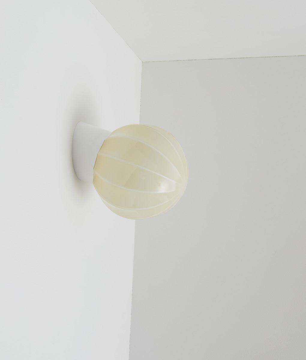 La Quincaillerie moderne - Applique "Movida" inclinée, blanc opaline crème