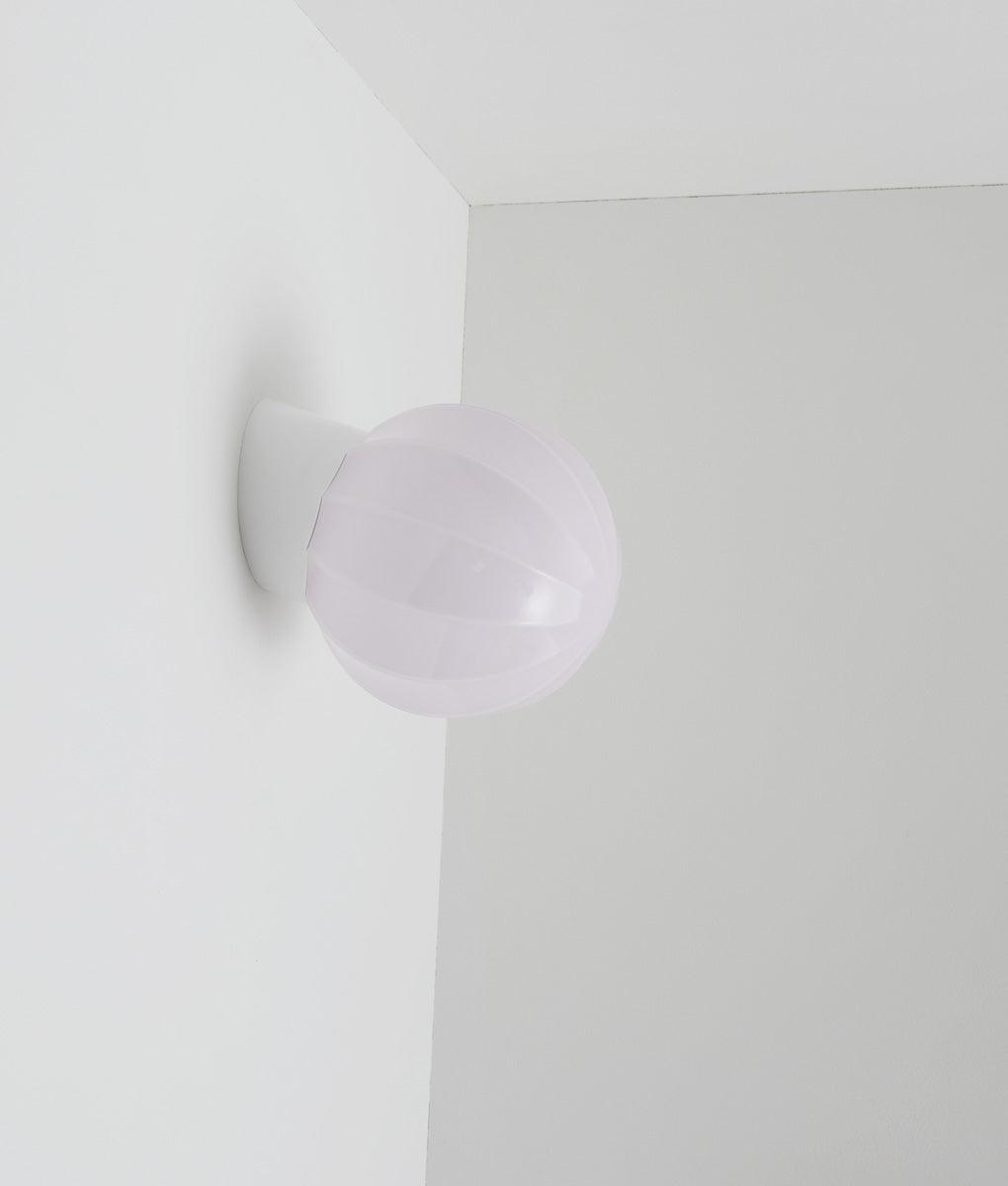 La Quincaillerie moderne - Applique "Movida" inclinée, blanc opaline rose très pâle