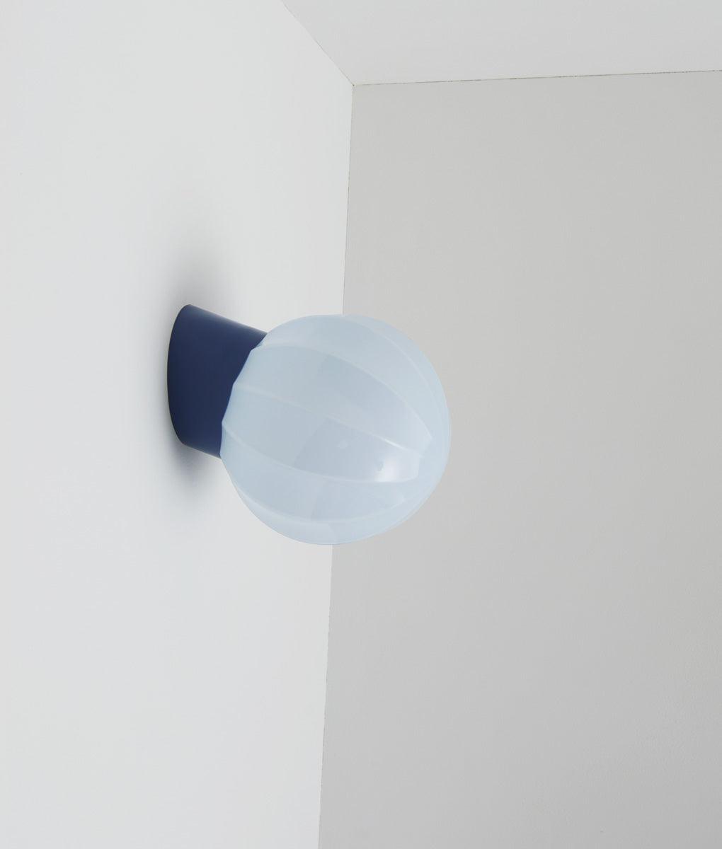 La Quincaillerie moderne - Applique "Movida" inclinée, bleu de prusse opaline bleu pâle