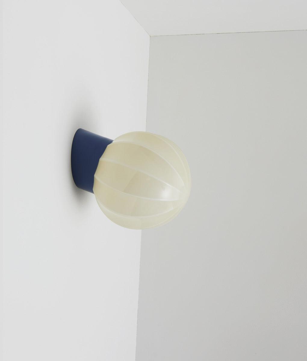 La Quincaillerie moderne - Applique "Movida" inclinée, bleu de prusse opaline crème