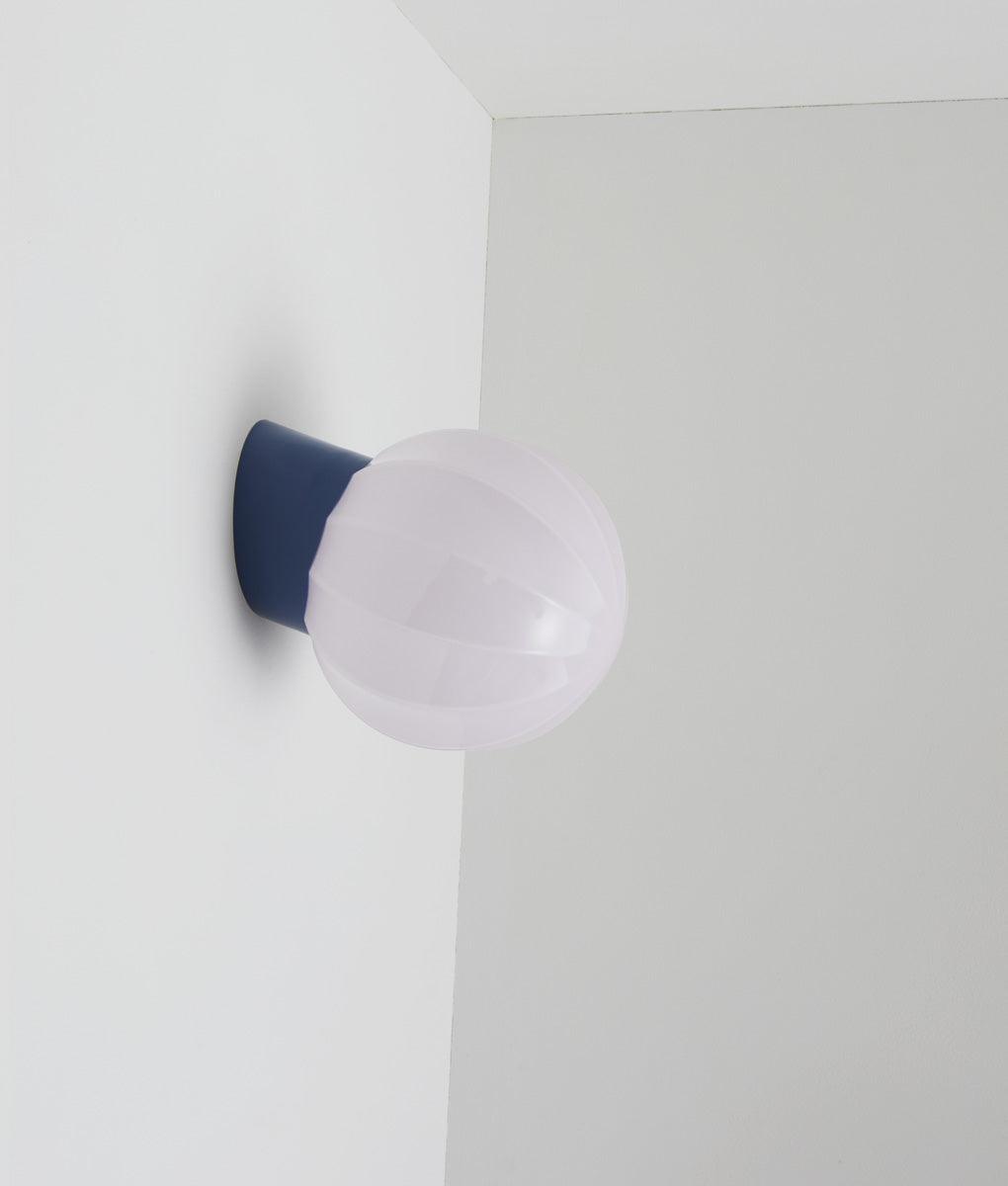 La Quincaillerie moderne - Applique "Movida" inclinée, bleu de prusse opaline rose très pâle