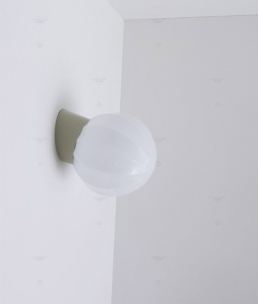 La Quincaillerie moderne - Applique "Movida" inclinée, gris perle opaline blanche