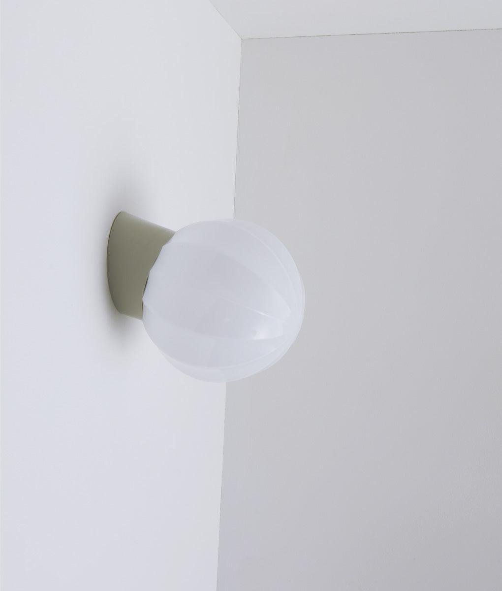 La Quincaillerie moderne - Applique "Movida" inclinée, gris perle opaline blanche