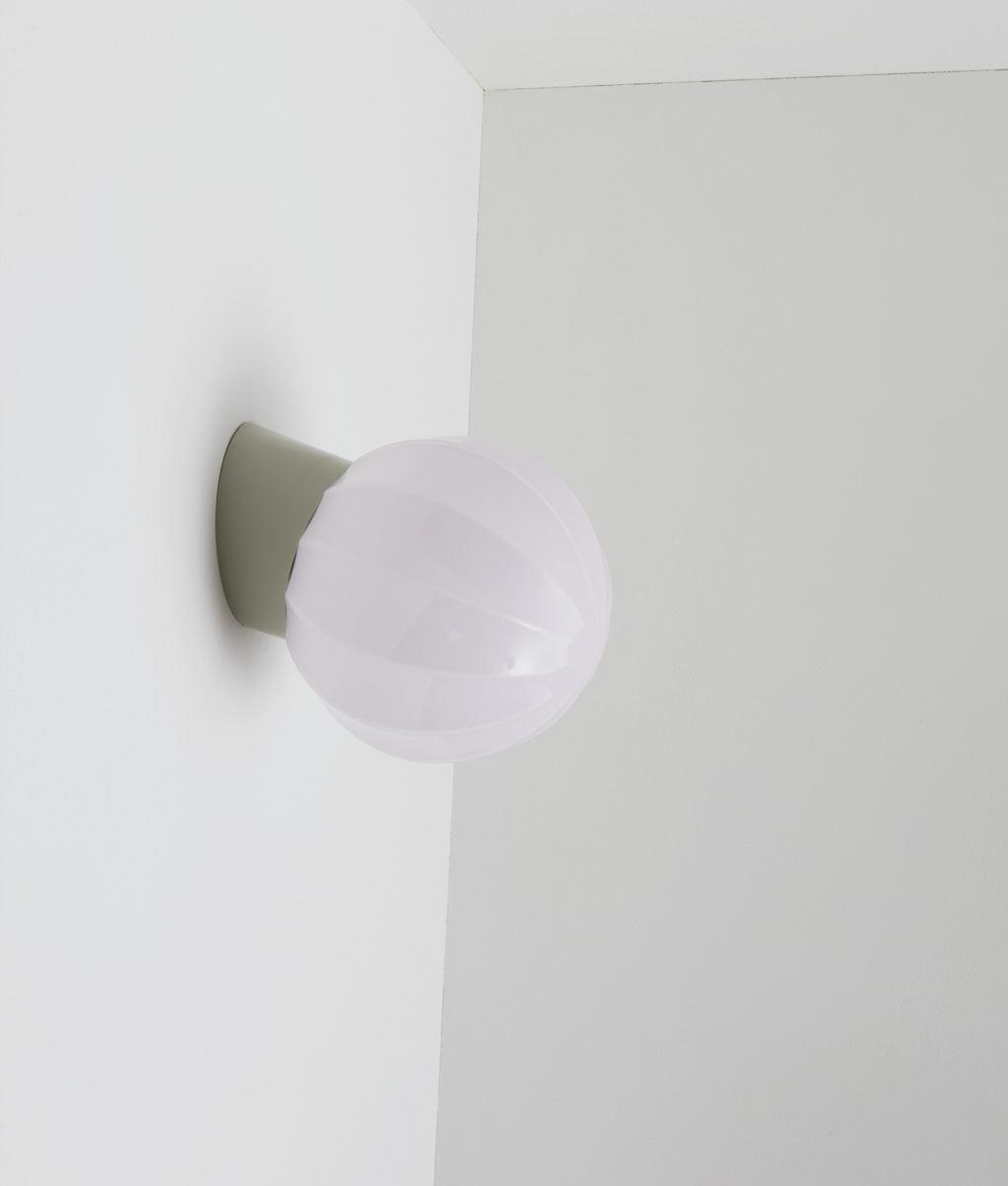 La Quincaillerie moderne - Applique "Movida" inclinée, gris perle opaline rose très pâle
