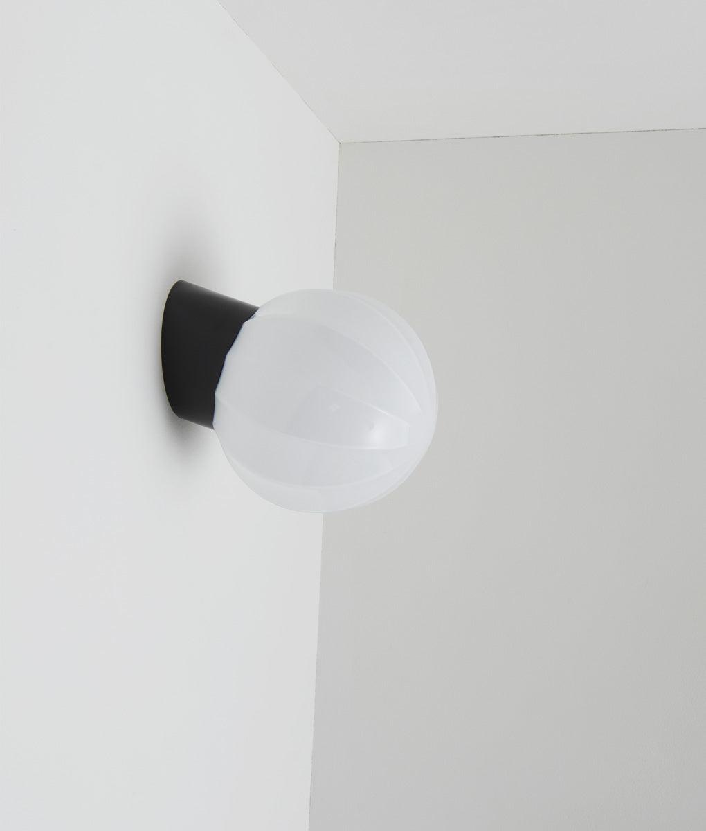 La Quincaillerie moderne - Applique "Movida" inclinée, noir opaline blanche