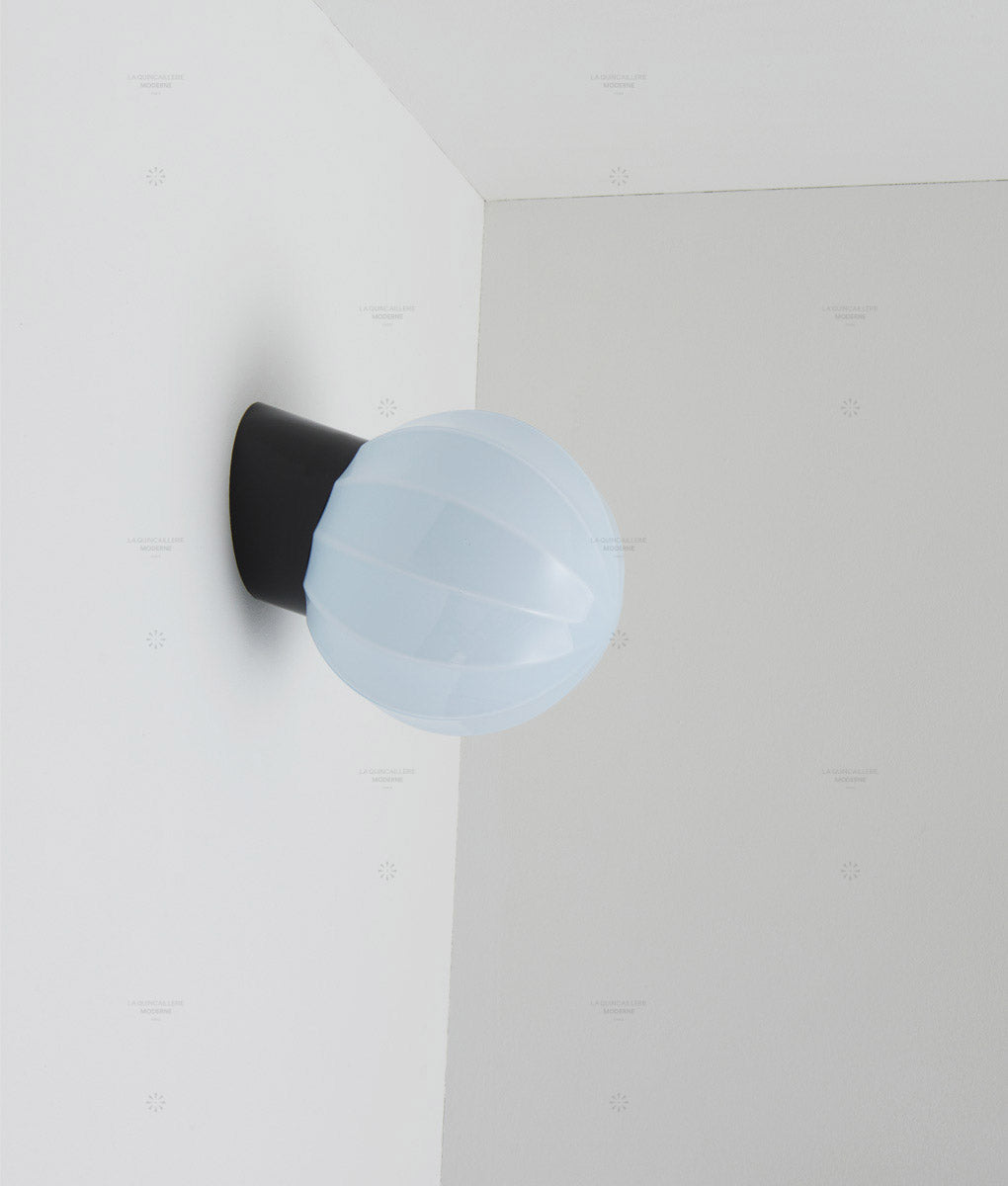 La Quincaillerie moderne - Applique "Movida" inclinée, noir opaline bleu pâle