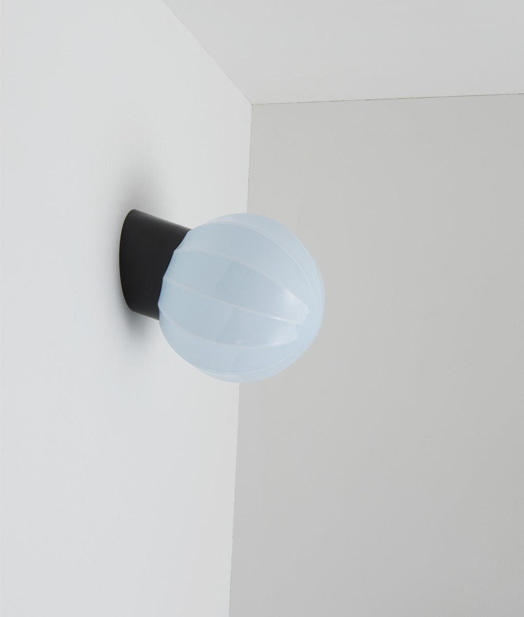 La Quincaillerie moderne - Applique "Movida" inclinée, noir opaline bleu pâle